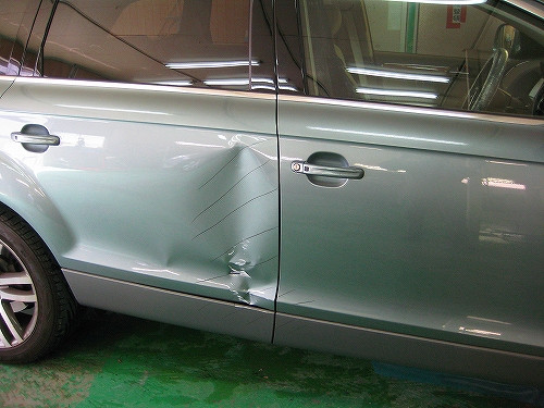 アウディ Q7 右前後ドア リヤフェンダー キズ へこみ 板金修理 東京 立川 板金塗装 車の傷 へこみ修理 ガレージローライド