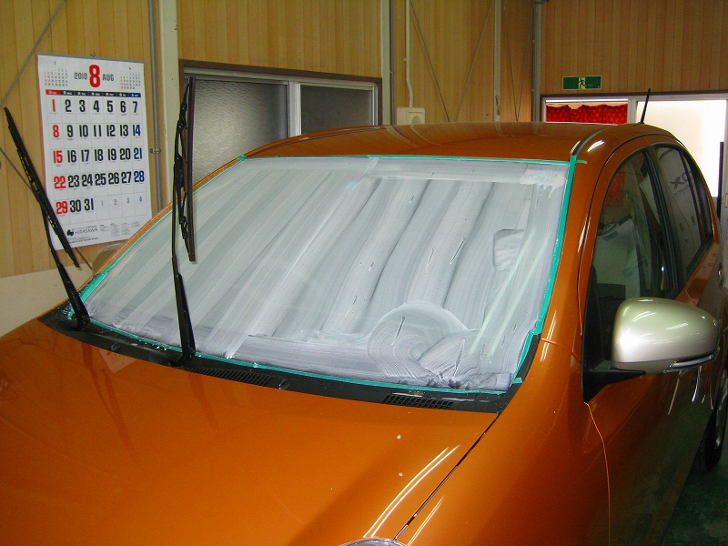 立川市よりご来店のトヨタ パッソ新車 ボディガラスコーティング フロントガラス超撥水コーティングです 東京 立川 板金塗装 車の傷 へこみ修理 ガレージローライド