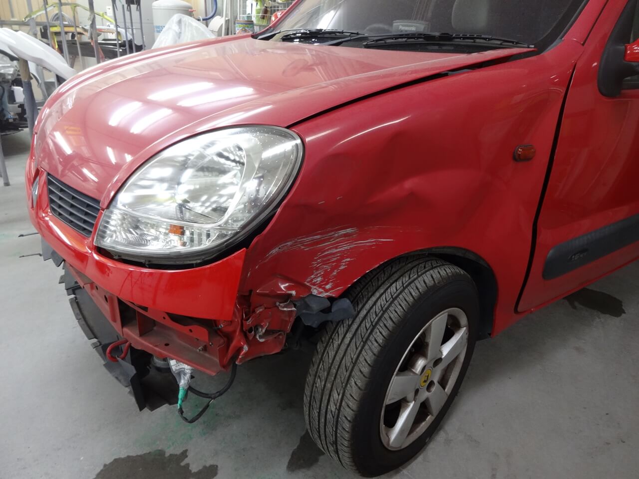 ルノー カングー フロントバンパ 左フロントフェンダ等板金 塗装 修理 車両保険 ご実費 埼玉県よりご来店のお客様です 東京 立川 板金塗装 車 の傷 へこみ修理 ガレージローライド