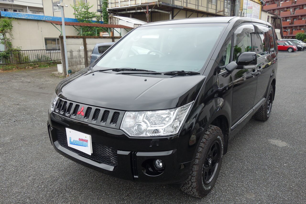 三菱 デリカ メッキパーツ等ボディ色塗装 東京都立川市内よりご来店のお客様です 東京 立川 板金塗装 車の傷 へこみ修理 ガレージローライド