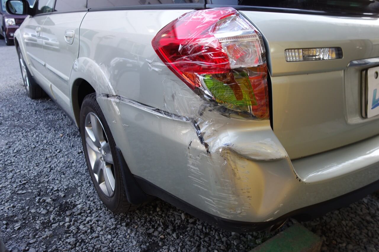 スバル レガシィアウトバック リヤバンパ 左リヤフェンダ キズ へこみ板金 塗装 修理 東京都立川市よりご来店のお客様です 東京 立川 板金塗装 車の傷 へこみ修理 ガレージローライド