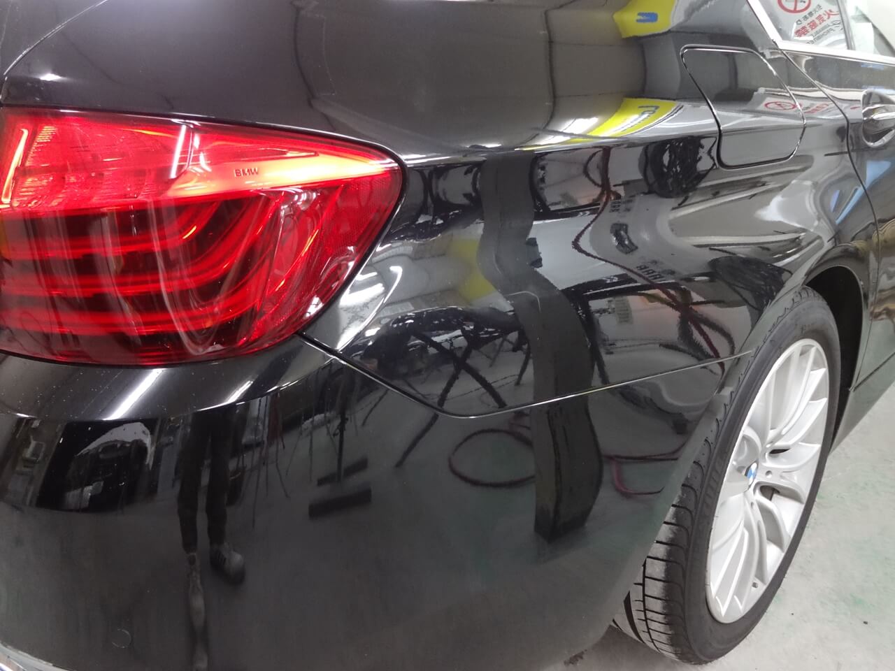 BMW528i 右リヤフェンダー板金・塗装・修理 東京都国分寺市より