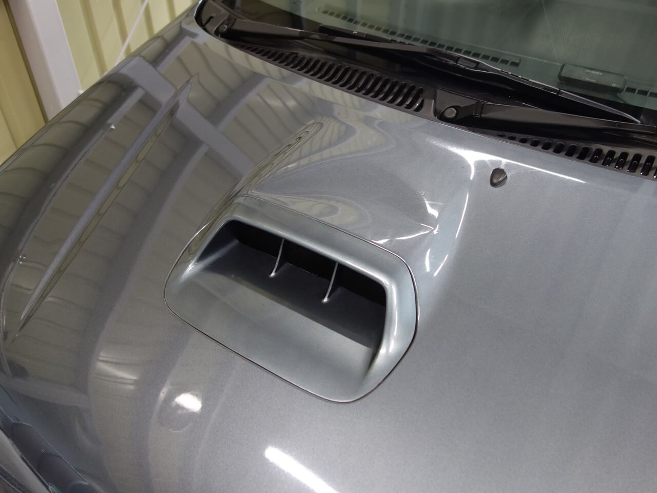 スズキ Kei ボンネット倒木事故 キズ へこみ板金 塗装 修理 損害保険 神奈川県よりご来店のリピーター様です 東京 立川 板金塗装 車 の傷 へこみ修理 ガレージローライド