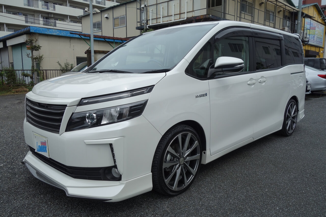 トヨタ ヴォクシー エアロパーツ キズ修理・塗装 東京都立川市内からご