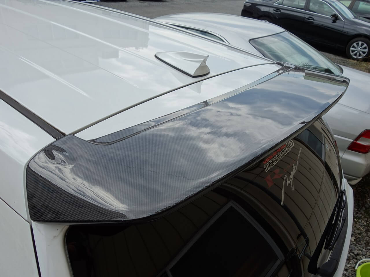 マツダ Mpv 社外カーボン調ルーフスポイラークリア塗装 東京都八王子市よりご来店のリピーター様です 東京 立川 板金塗装 車の傷 へこみ修理 ガレージローライド