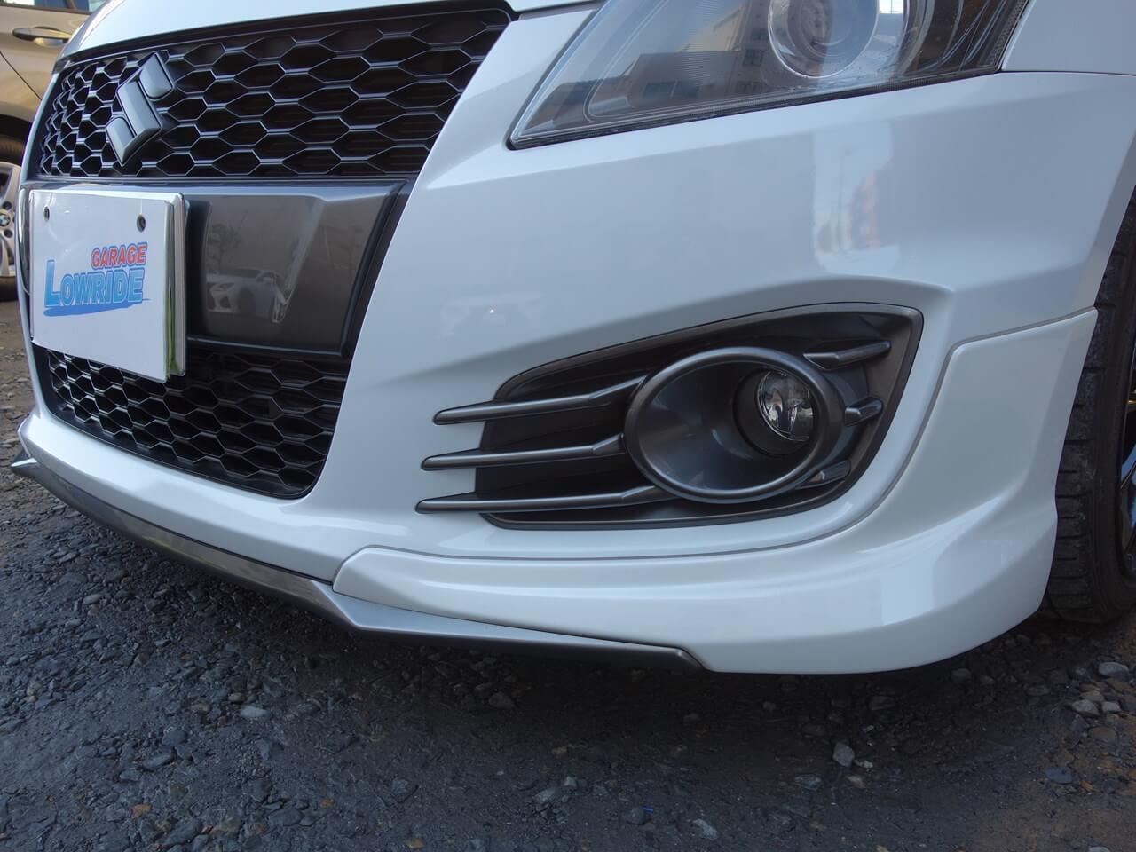 スズキ スイフトスポーツ 社外フロントスポイラー 社外ルーフアンテナ 色違い修理 塗装 ヘッドライト曇り 劣化修理 クリア塗装 東京都日野市よりご来店のお客様です 東京 立川 板金塗装 車の傷 へこみ修理 ガレージローライド