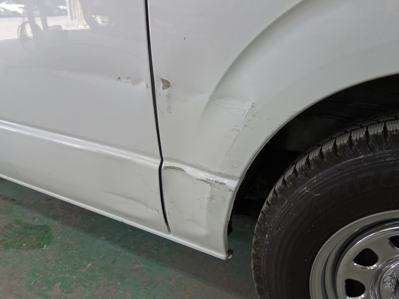 トヨタ ハイエース 左側面事故 キズ へこみ板金 塗装 修理 コーティング再施工 車両保険 東京都立川市内よりご来店のお客様です 東京 立川 板金 塗装 車の傷 へこみ修理 ガレージローライド