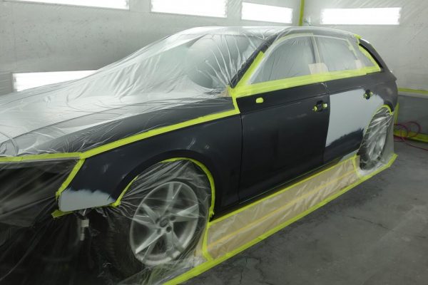 輸入車 外車アウディ Audi 修理実績 東京 立川 板金塗装 車の傷 へこみ修理 ガレージローライド
