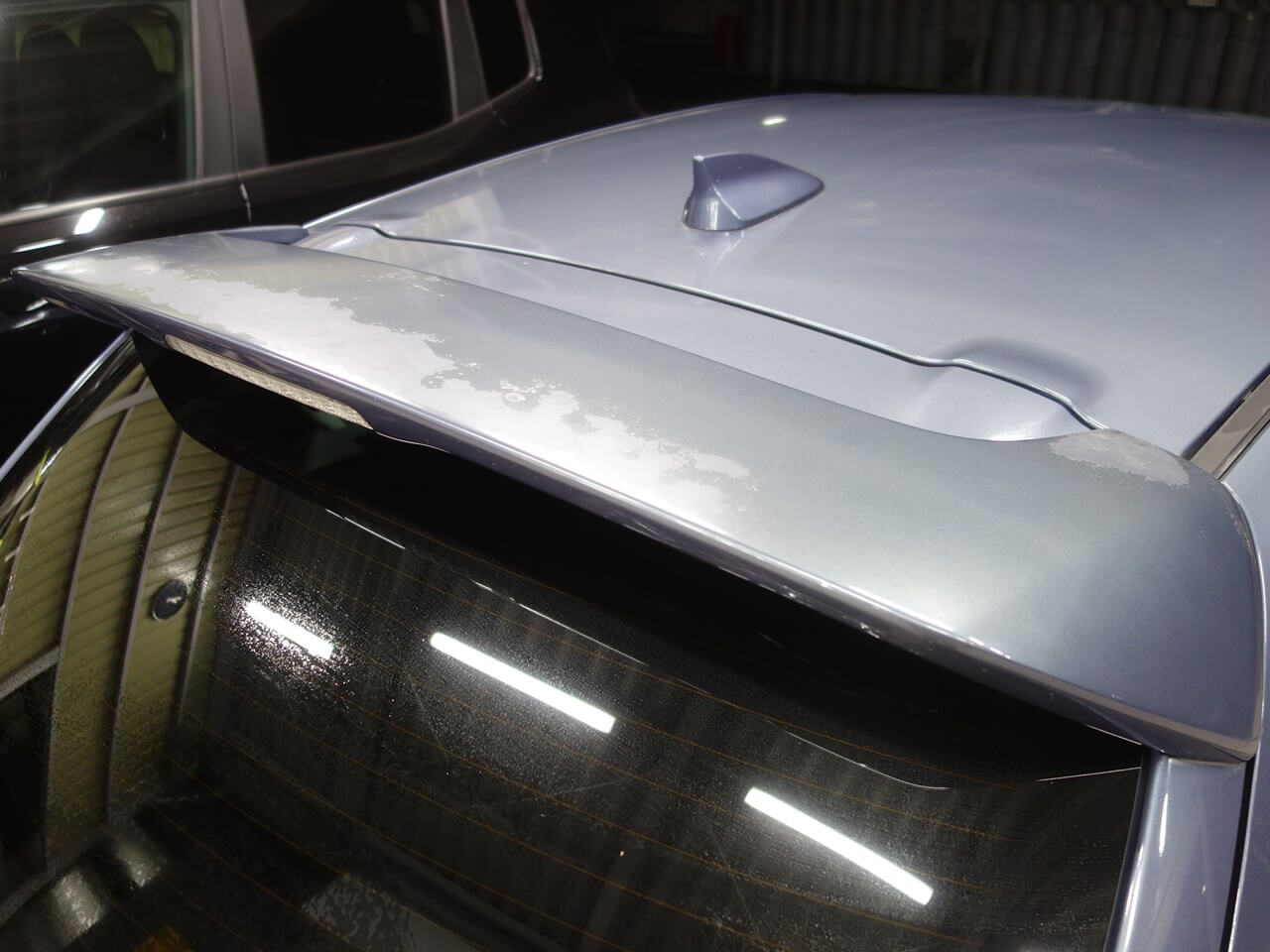 マツダ アクセラ ルーフスポイラー塗装はがれ 劣化修理 リヤフェンダつめ折り加工 東京都国分寺市よりご来店のお客様です 東京 立川 板金塗装 車 の傷 へこみ修理 ガレージローライド